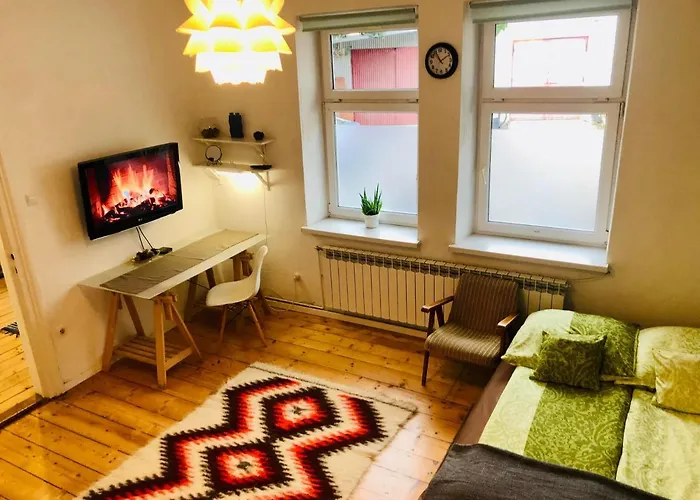 Apartment In Ivy Covered House, Near Old Town