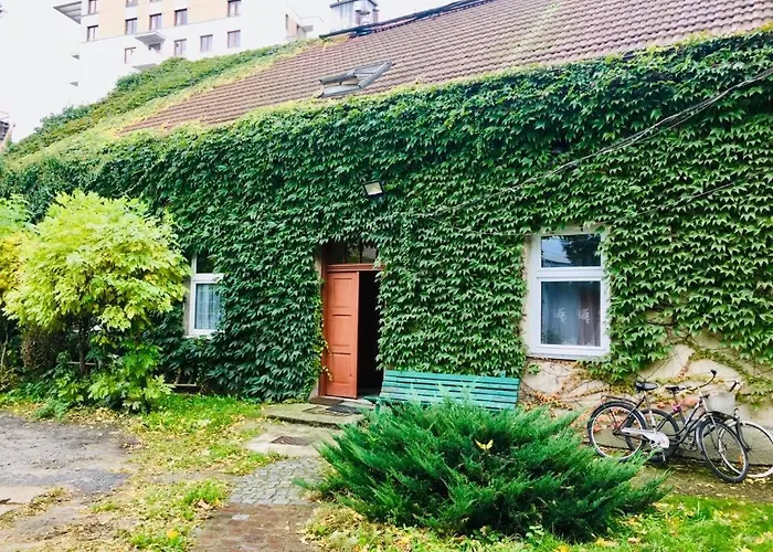 Apartment In Ivy Covered House, Near Old Town